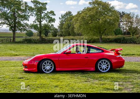 2000 Guards Red.Porsche 911 GT3 (generazione 996), motore a sei piani "Mezger", cambio manuale a sei marce, iconico parafango posteriore curvo biplano in stile "taco". Foto Stock