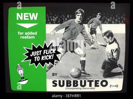 Spot vintage Subbuteo con green box, portiere e slogan "Just Flick to kick!", classico gioco di calcio balilla. Foto Stock
