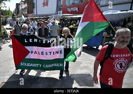 Lewisham, Londra, Regno Unito. 2 maggio 2026. I sostenitori della campagna di solidarietà per la Palestina partecipano a una marcia a Lewisham. Secondo il sito del PSC, Th Foto Stock