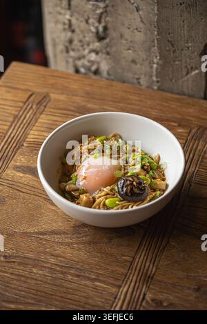 Spaghetti giapponesi con uova e funghi Foto Stock