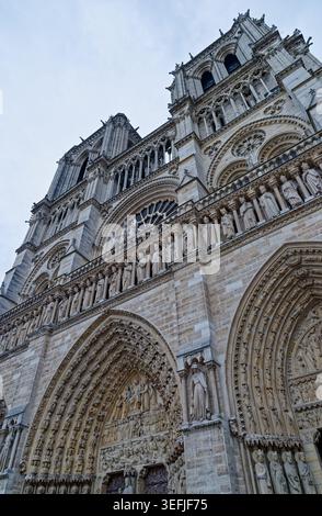 Vista ad angolo basso della facciata ovest e del portale centrale di Notre Dame de Paris sull'Ile de la Cité a Parigi, Francia, il 9 agosto 2017. Foto Stock