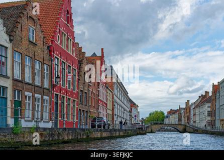 Bruges, Belgio. 12 agosto 2017: Colorate case storiche sui canali che costeggiano un corso d'acqua nel centro medievale di Bruges, Belgio. Foto Stock