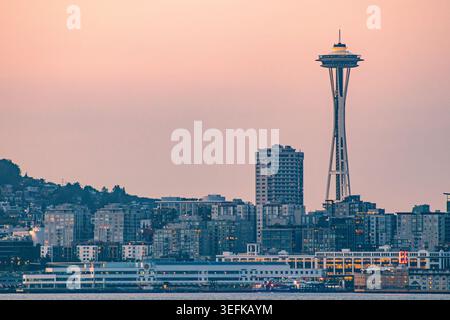 Skyline di Seattle con lo Space Needle sul lungomare al tramonto, iconica vista di Seattle Washington al tramonto Foto Stock