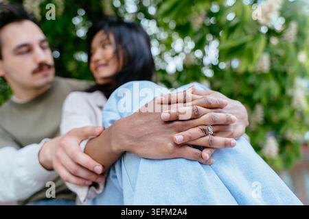 Primo piano di una coppia che abbraccia e tiene per mano l'ambiente urbano Foto Stock