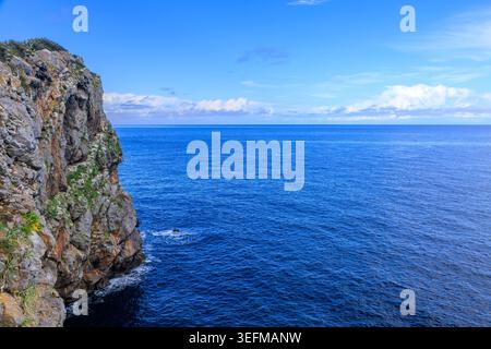 Roccia e oceano nuvoloso paradiso sullo sfondo vicino a Port Soller, Maiorca, Spagna Foto Stock