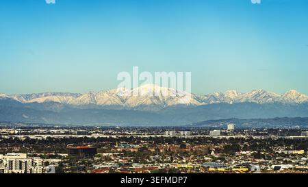 Bacino di Los Angeles con le montagne innevate di San Gabriel in un paesaggio panoramico della California meridionale. Foto Stock