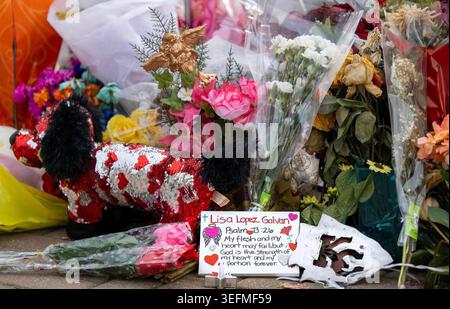 Fiori e altri oggetti lasciati in un memoriale per le vittime della sparatoria al Super Bowl dei Kansas City Chiefs, tra cui Lisa Lopez-Galvan, nel parcheggio di Union Station il 21 febbraio 2024, a Kansas City, Missouri. (Foto di Tammy Ljungblad/The Kansas City Star/TNS/Sipa USA) Foto Stock