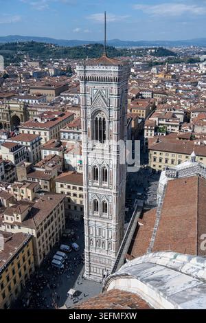 Ampia vista panoramica sui tetti e sulle colline di Firenze sotto un cielo nuvoloso drammatico in Toscana, Italia. Foto Stock