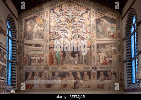 Firenze, Italia - 17 settembre 24: Grande affresco medievale con crocifisso e santi all'interno della Basilica di Santa Croce a Firenze, Toscana, Ita Foto Stock
