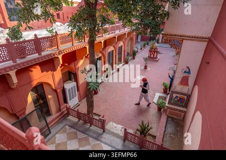 Cameriere che attraversa il cortile dell'hotel Fort Madhogarht Foto Stock