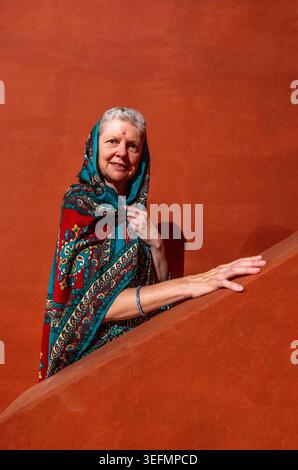Turista occidentale che indossa il sari in India Foto Stock