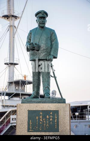 Statua del Togo Heihachiro di fronte alla nave da guerra Mikasa Memorial, che è l'unico esempio sopravvissuto di una nave da battaglia pre-dreadnought al mondo Foto Stock