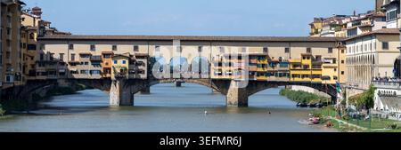 Panorama diurno di Ponte Vecchio sul fiume Arno a Firenze, Toscana, Italia. Foto Stock