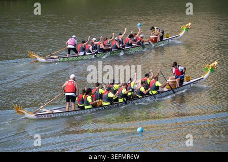 Firenze, Italia - 17 settembre 24: Due equipaggi di dragoni corrono sul fiume Arno vicino a Ponte Vecchio a Firenze, Toscana, Italia. Foto Stock
