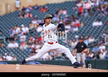Minneapolis, Minnesota, Stati Uniti. 15 maggio 2026. Il lanciatore titolare dei Minnesota Twins Joe Ryan (41) lanciò nel primo inning durante una partita di baseball della MLB tra i Milwaukee Brewers e i Minnesota Twins al Target Field di Minneapolis, Minnesota. Steven Garcia/CSM/Alamy Live News Foto Stock