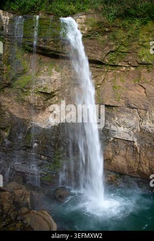Maestose cascate lungo Rocky Cliff in un tranquillo ambiente della giungla Foto Stock