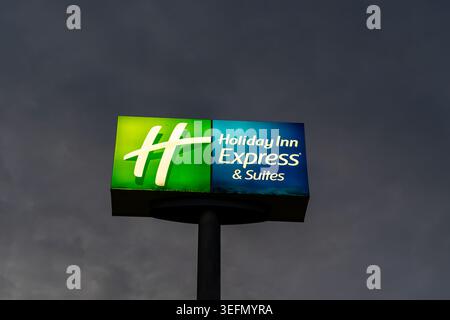 Un cartello per l'Holiday Inn Express and Suites hotel di notte. New Orleans, Louisiana, Stati Uniti Foto Stock