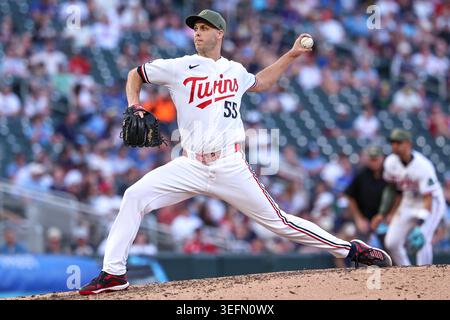 Minneapolis, Minnesota, Stati Uniti. 15 maggio 2026. Il lanciatore dei Minnesota Twins Taylor Rogers (55) lanciò nel settimo inning durante una partita di baseball della MLB tra i Milwaukee Brewers e i Minnesota Twins al Target Field di Minneapolis, Minnesota. Steven Garcia/CSM/Alamy Live News Foto Stock
