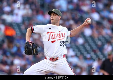 Minneapolis, Minnesota, Stati Uniti. 15 maggio 2026. Il lanciatore dei Minnesota Twins Taylor Rogers (55) lanciò nel settimo inning durante una partita di baseball della MLB tra i Milwaukee Brewers e i Minnesota Twins al Target Field di Minneapolis, Minnesota. Steven Garcia/CSM/Alamy Live News Foto Stock