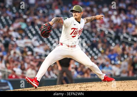 Minneapolis, Minnesota, Stati Uniti. 15 maggio 2026. Il lanciatore dei Minnesota Twins Anthony banda (43) lanciò nel nono inning durante una partita di baseball della MLB tra i Milwaukee Brewers e i Minnesota Twins al Target Field di Minneapolis, Minnesota. Steven Garcia/CSM/Alamy Live News Foto Stock