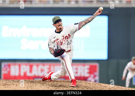 Minneapolis, Minnesota, Stati Uniti. 15 maggio 2026. Il lanciatore dei Minnesota Twins Anthony banda (43) lanciò nell'ottavo inning durante una partita di baseball della MLB tra i Milwaukee Brewers e i Minnesota Twins al Target Field di Minneapolis, Minnesota. Steven Garcia/CSM/Alamy Live News Foto Stock