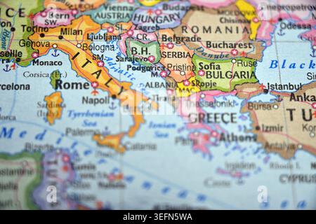 Pristina Kosovo è stata messa in evidenza sulla Mappa del mondo con sfondo sfocato e morbido, minimale messa a fuoco geografica Foto Stock