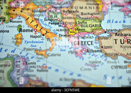 Mappa dell'Albania evidenziata con sfondo sfocato minimale località di campagna moderne Foto Stock