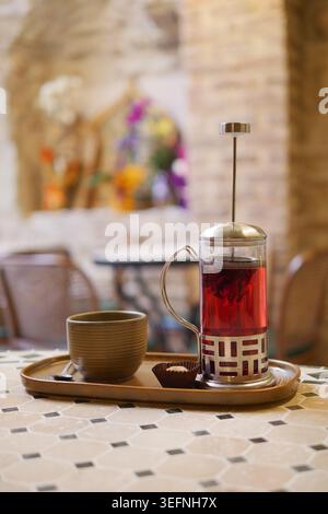 Tè francese preparato in una caffetteria durante il pomeriggio Foto Stock