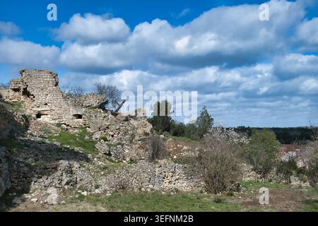 Rovine sovrastate di un castello medievale sulla costa mediterranea della Francia meridionale, a Leucate, vicino a Narbona, dipartimento dell'Aude Foto Stock