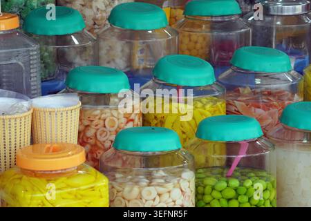 Frutta e verdura sottaceto in vasetti su un mercato di strada Foto Stock