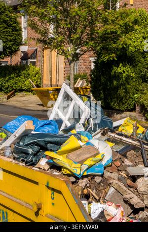 L'hotel è pieno di rifiuti per lavori di ristrutturazione sulla strada fuori dalle case bifamiliari vittoriane Foto Stock