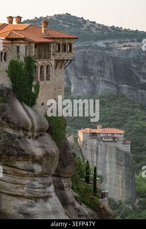 Alba ai monasteri di Varlaam e Rousanou, Meteora, Grecia Foto Stock