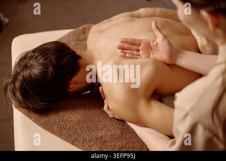 Uomo adulto che riceve un massaggio alla schiena durante il trattamento Wellness Spa Foto Stock