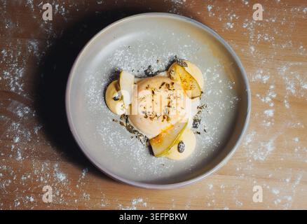Piatto a base di uova con erbe aromatiche e guarnizione di patate Foto Stock