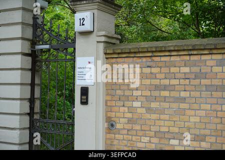 Berlino, Germania - 16 maggio 2026: Cancello d'ingresso dell'Istituto di Ecologia presso l'Università tecnica di Berlino (tu Berlin) a Rothenburgstrasse. Foto Stock
