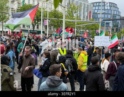 Vienna, Austria. 16 maggio 2026. I manifestanti pro-palestinesi si sono riuniti per una manifestazione pro-palestinese registrata ai margini dell'Eurovision Song Contest (ESC). La manifestazione è diretta contro la partecipazione di Israele al CES. Prima dello spettacolo finale dell'Eurovision Song Contest e delle manifestazioni annunciate a Vienna, un portavoce della polizia ha descritto la situazione come "molto calma”. Credito: Britta Schultejans/dpa/Alamy Live News Foto Stock