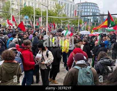 Vienna, Austria. 16 maggio 2026. I manifestanti pro-palestinesi si sono riuniti per una manifestazione pro-palestinese registrata ai margini dell'Eurovision Song Contest (ESC). La manifestazione è diretta contro la partecipazione di Israele al CES. Prima dello spettacolo finale dell'Eurovision Song Contest e delle manifestazioni annunciate a Vienna, un portavoce della polizia ha descritto la situazione come "molto calma”. Credito: Britta Schultejans/dpa/Alamy Live News Foto Stock