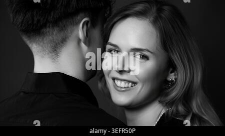 Donna felice sorridente, sentendo gioia e intimità con il partner Foto Stock