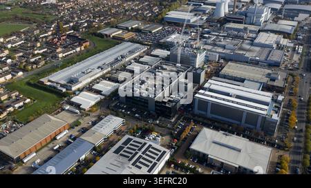 Vista aerea della zona commerciale di slough che mostra il parco industriale e i data center Foto Stock