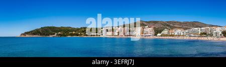 Vista anormale della spiaggia principale, Oropesa del Mar, Spagna sotto il cielo blu Foto Stock
