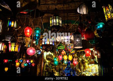 Lanterne colorate e decorative appese al mercato tradizionale Foto Stock