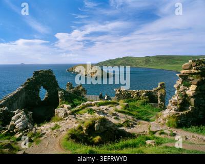 Resti del castello di Duntulm su un promontorio a strapiombo, Trotternish, Skye, Scozia, Regno Unito, guardando a NNW sull'isola di Tulm fino alle lontane colline di Harris. Foto Stock