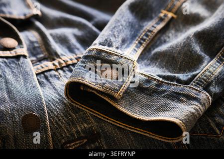 Primo piano della giacca Trucker in denim blu Foto Stock