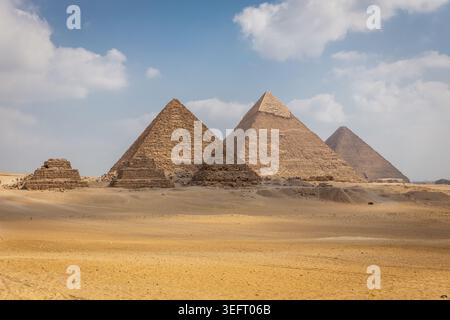 Il complesso della piramide di Giza in Egitto con la grande Piramide, la Piramide di Khafre e la Piramide di Menkaure. Foto Stock
