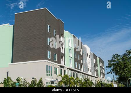 Sarasota, FL, US-15 novembre 2025: Edifici di appartamenti grigi e verdi o edifici condominiali. Foto Stock
