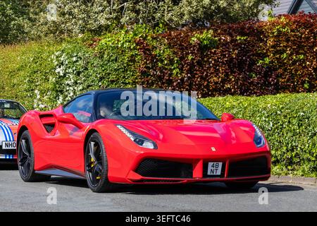 Una supercar rossa Ferrari 488 GTB sta superando per il Renntag 2026. Foto Stock