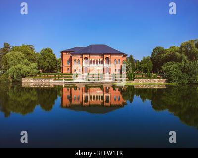Palazzo Mogosoaia, architettura brancovenesc che si riflette nel lago Foto Stock