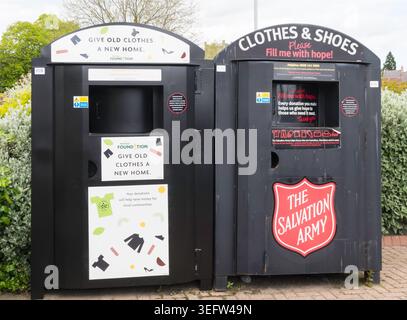 Banche di abbigliamento nel parcheggio Morrisons, Alnwick, Northumberland, Inghilterra, regno unito Foto Stock