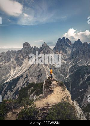 Escursionista in piedi su un crinale di montagna godendo del panorama delle dolomiti Foto Stock
