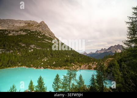 Lago di sorapis lago turchese che riflette le montagne dolomitiche Foto Stock